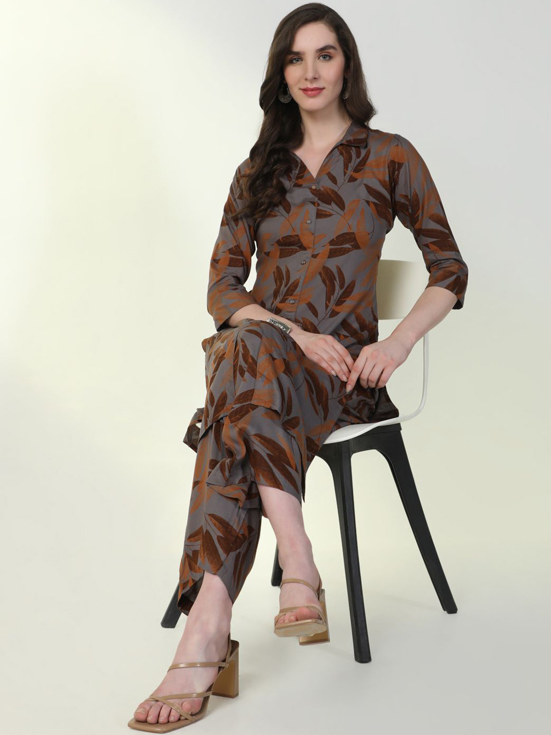 

SHOWOFF Floral Printed Straight Kurta With Trouser, Brown