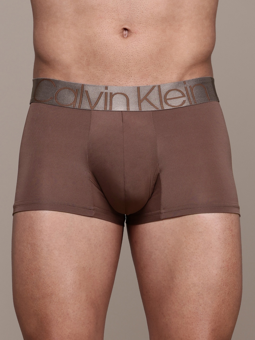 

Calvin Klein Underwear Men Brand Logo Detail Basic Trunks, Camel brown