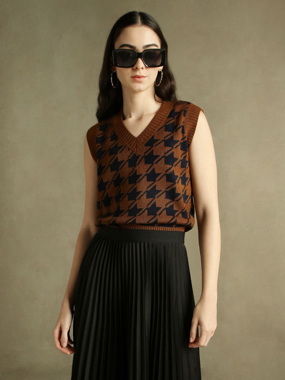 

DL Woman Women Checked Sleeveless Sweaters, Brown