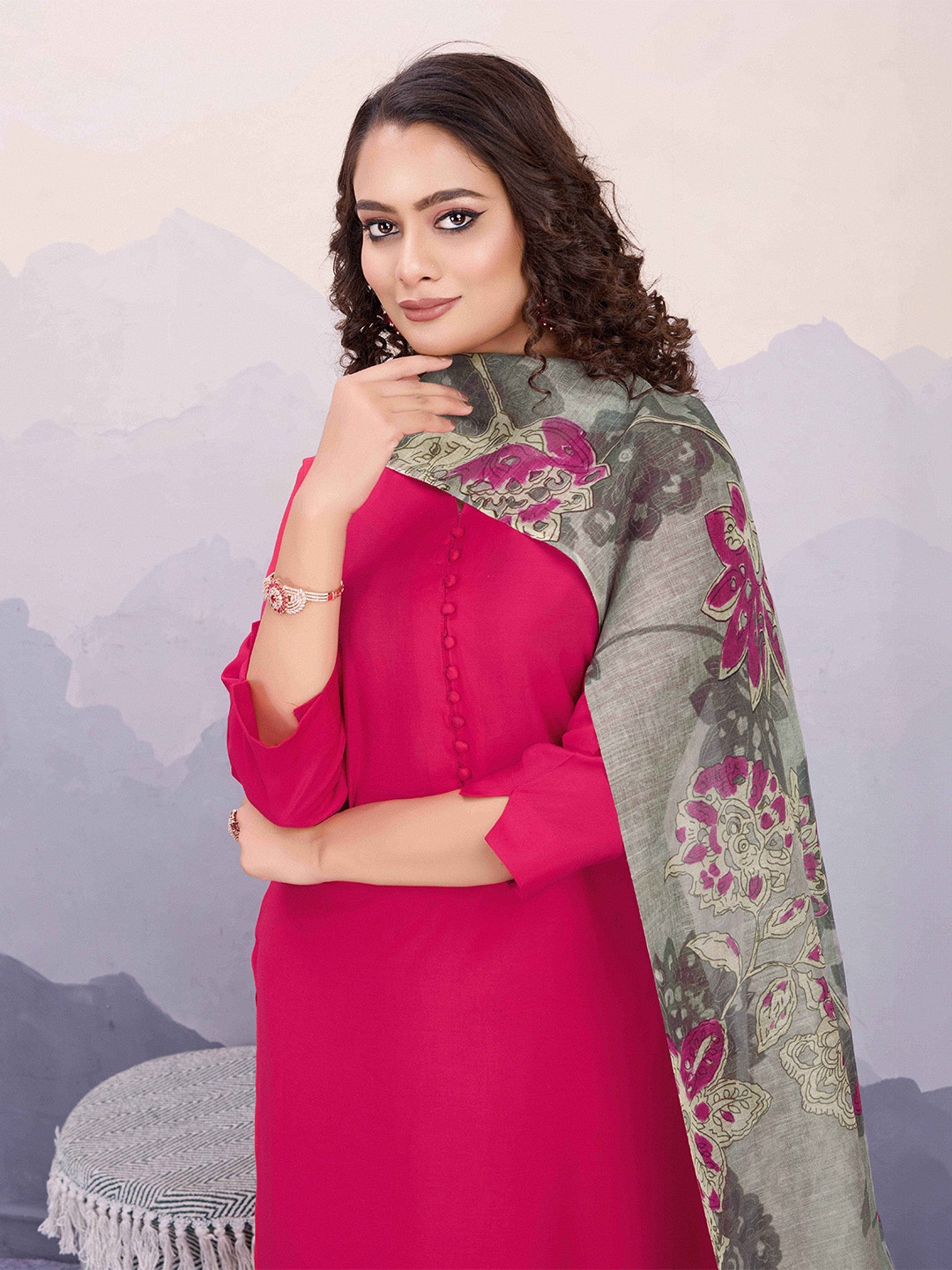 

MOJILAA Notch Neck Straight Kurta With Trousers & Dupatta, Fuchsia