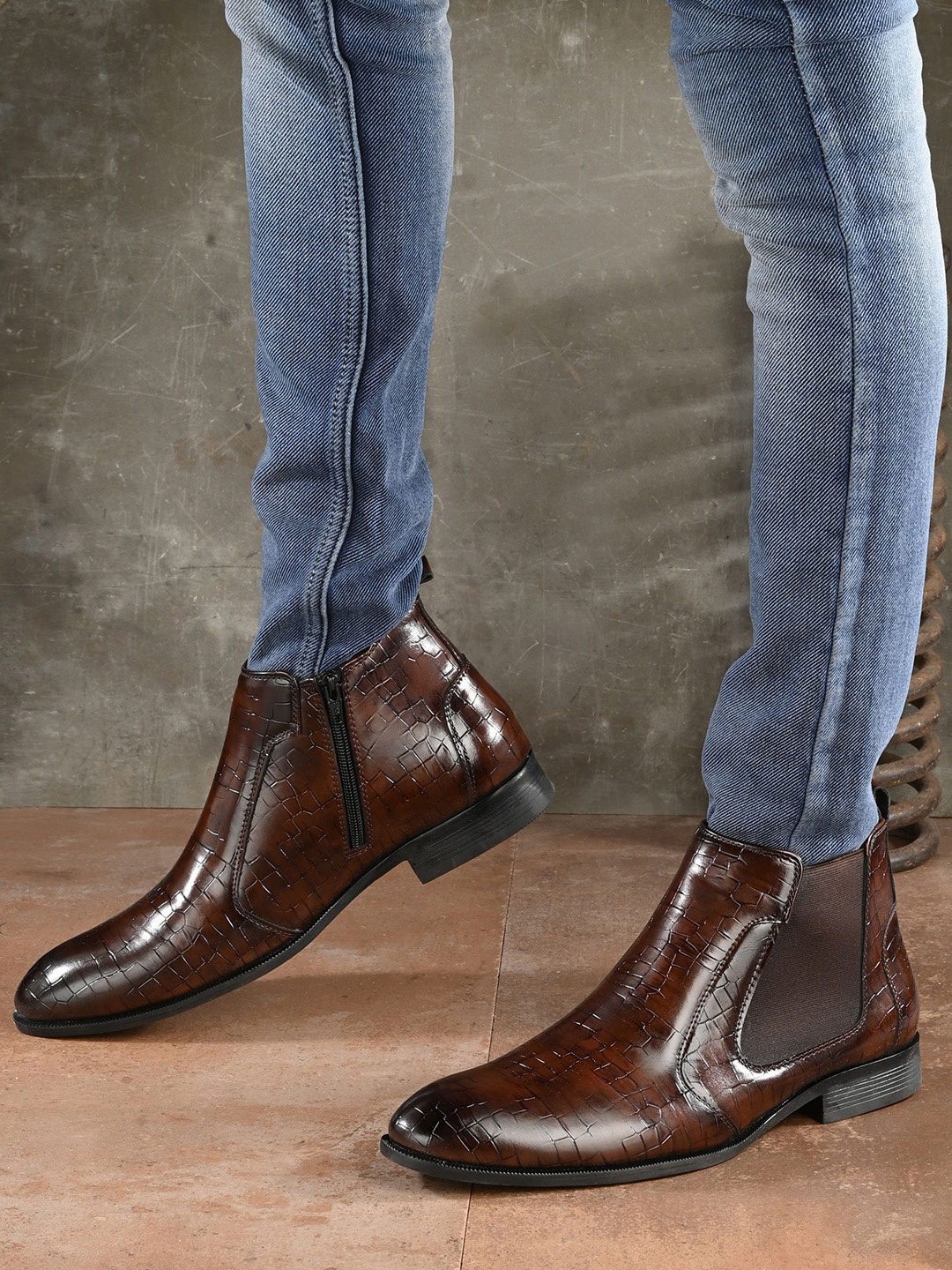 

AfroJack Men Textured Block-Heeled Chelsea Boots, Brown