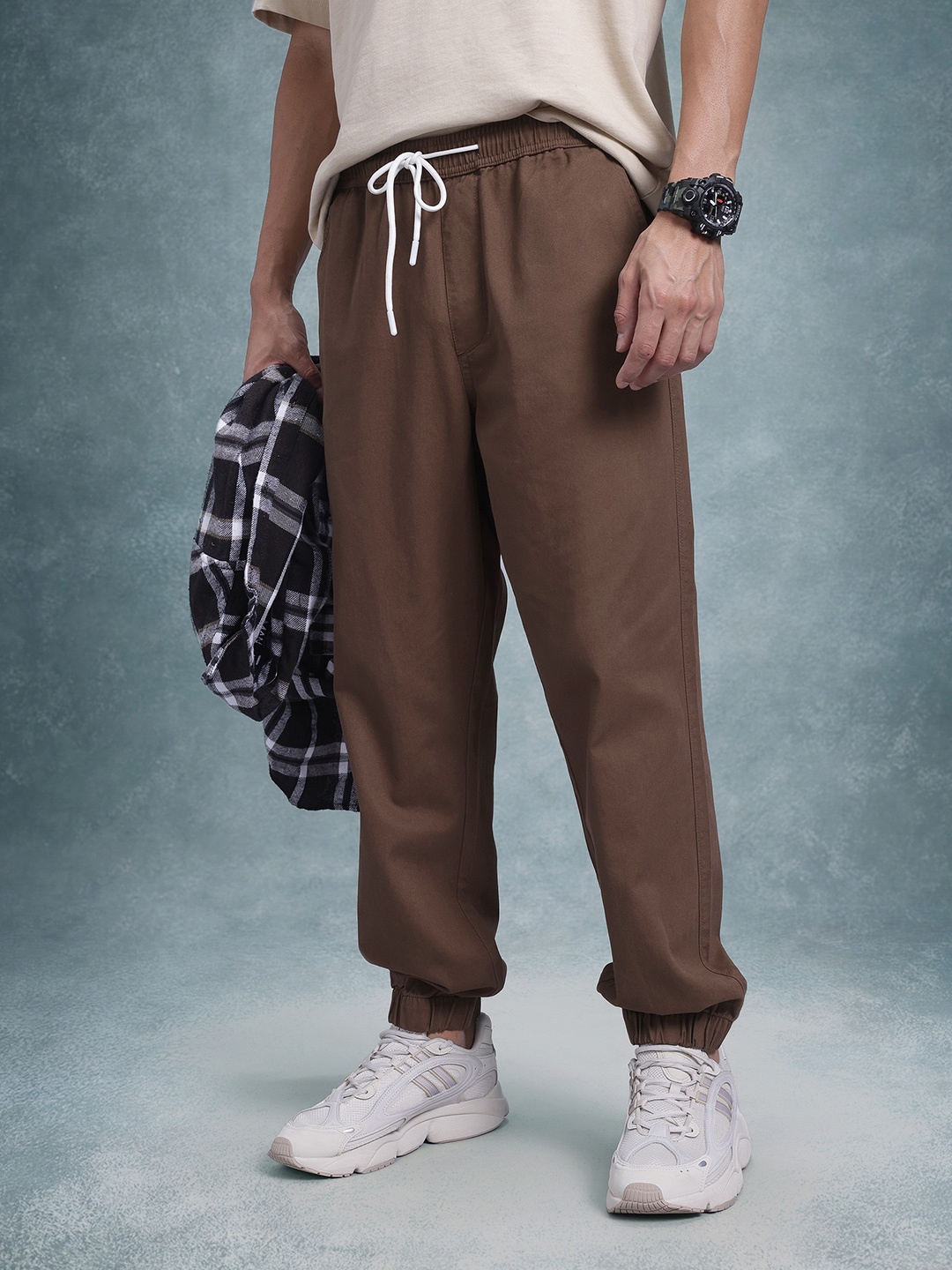 

The Roadster Life Co. Men Relaxed Fit Joggers, Brown