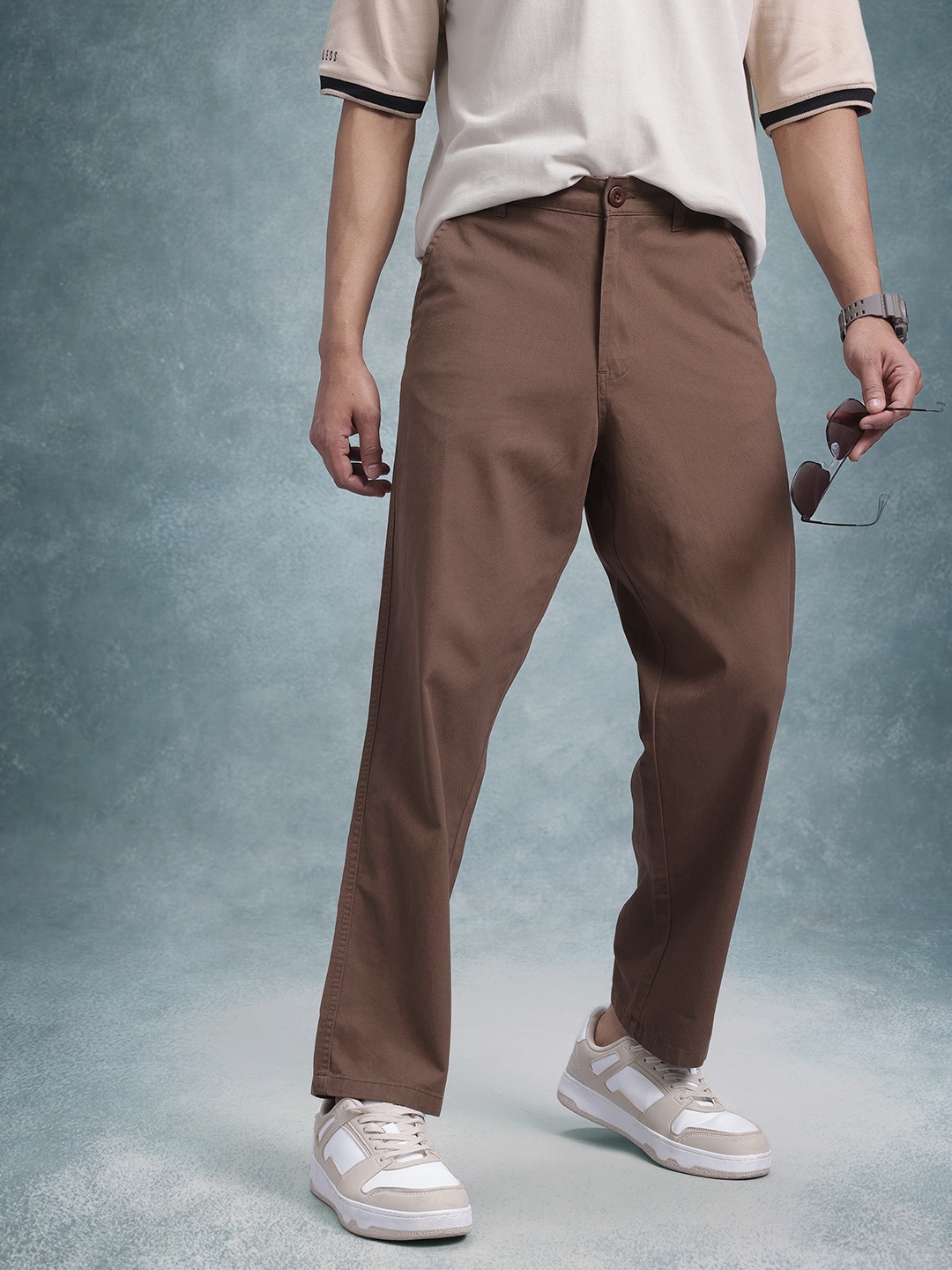 

The Roadster Life Co. Men Relaxed Fit Chinos, Brown