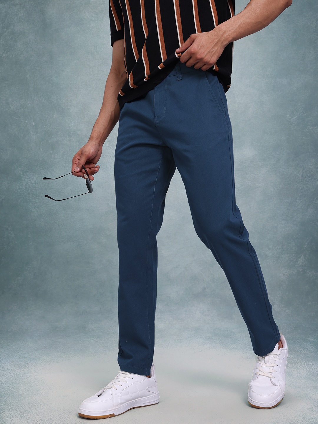 

The Roadster Life Co. Men Cotton Regular Fit Trousers, Navy blue