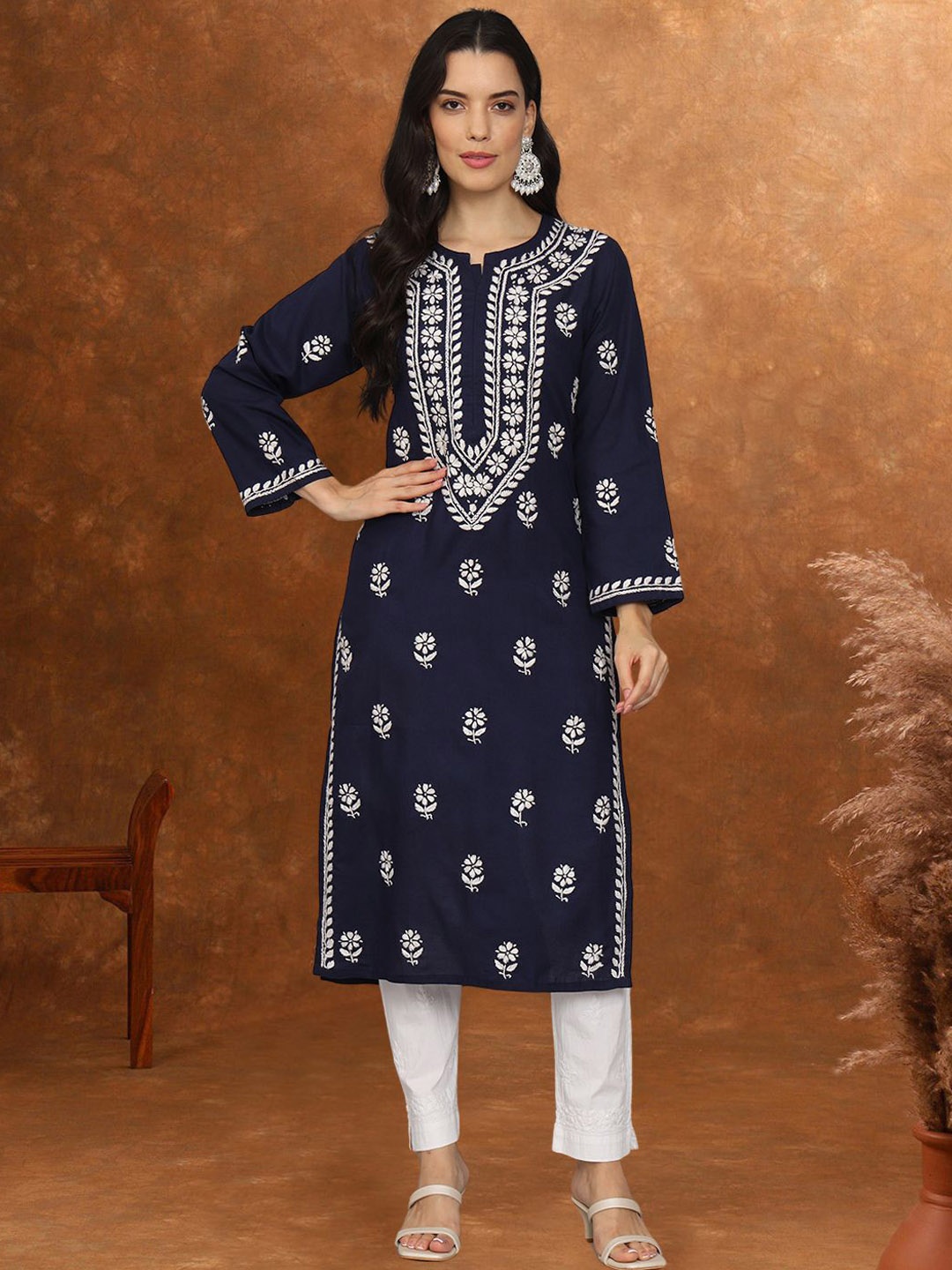 

PARAMOUNT CHIKAN Women Embroidered Lucknowi Chikankari Cotton Kurta, Navy blue