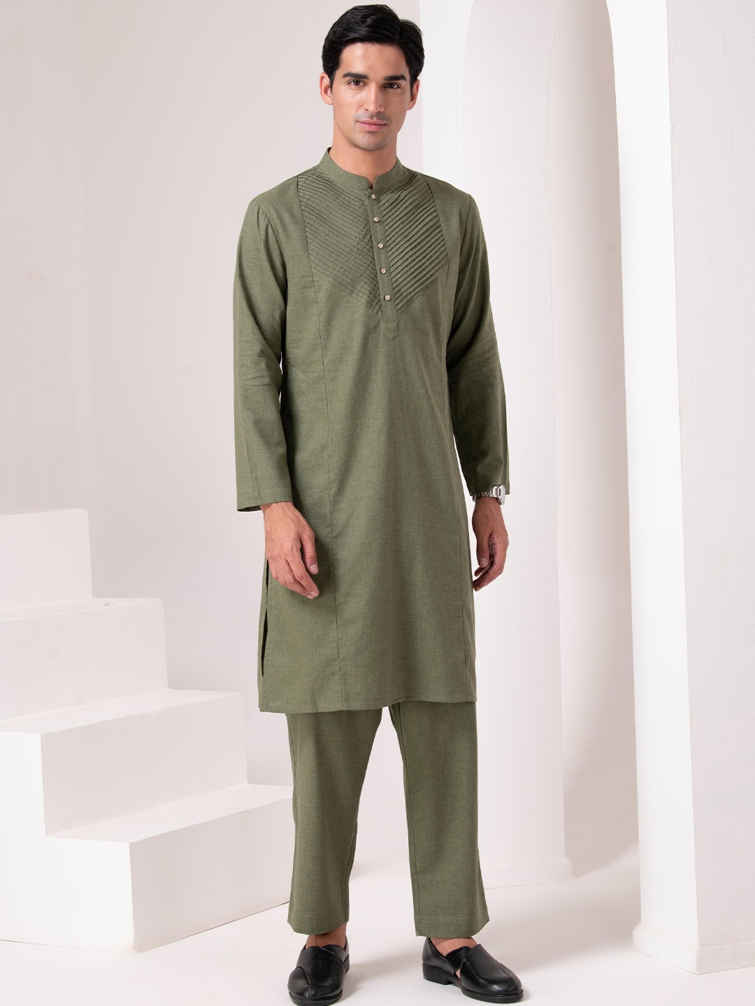 

BARARA ETHNIC Mandarin Collar Pleated Linen Straight Kurta With Trouser, Green