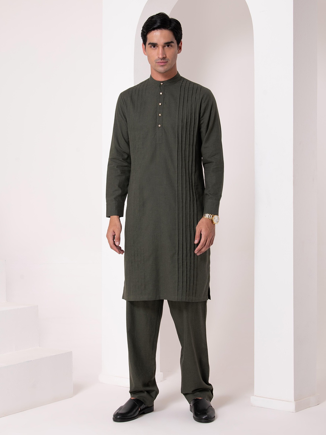 

BARARA ETHNIC Mandarin Collar Pleated Linen Straight Kurta with Trousers, Olive