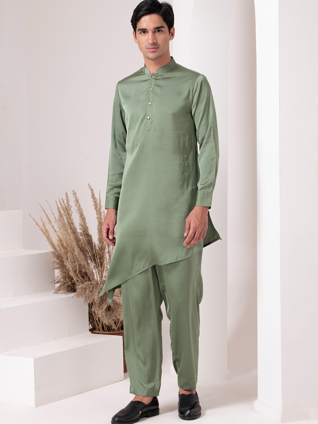 

BARARA ETHNIC Mandarin Collar Long Sleeves Straight Asymmetric Kurta with Pyjamas, Green