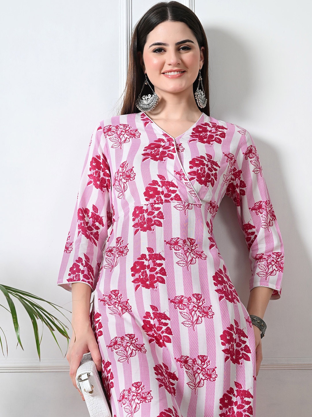 

TOP 30 Floral Printed V-Neck Straight Kurta, Pink