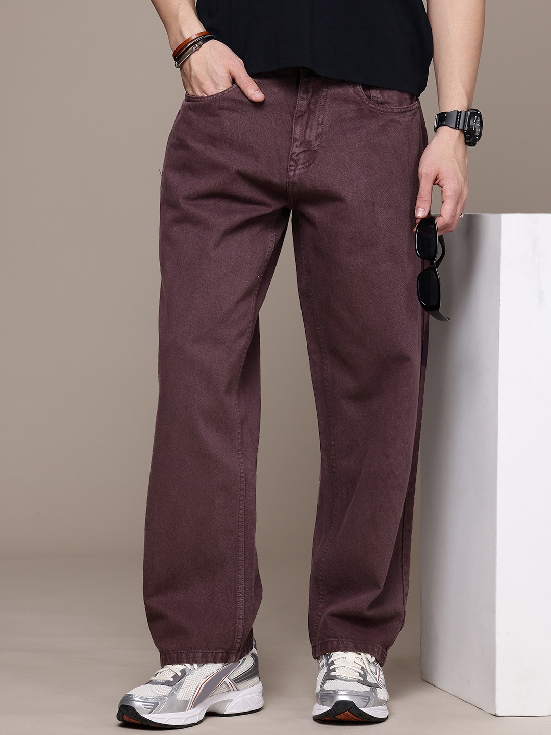 

WROGN Men Loose Fit Pure Cotton Jeans, Burgundy