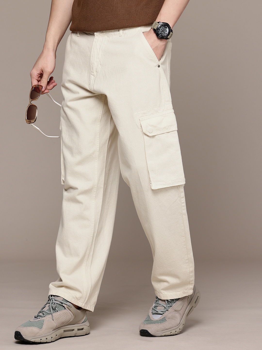 

WROGN Men Lose Fit Pure Cotton Jeans, Cream