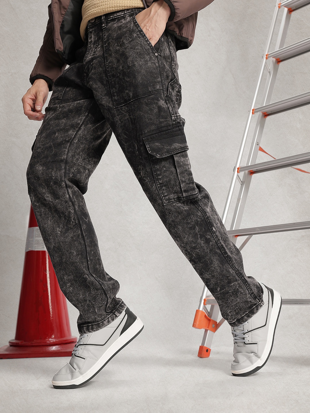 

WROGN Relaxed Fit Light Fade Stretchable Cargo Jeans, Black
