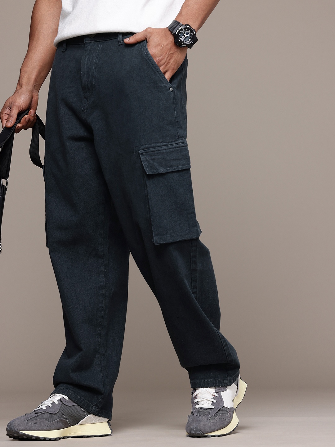 

WROGN Men Pure Cotton Loose Fit Jeans, Charcoal