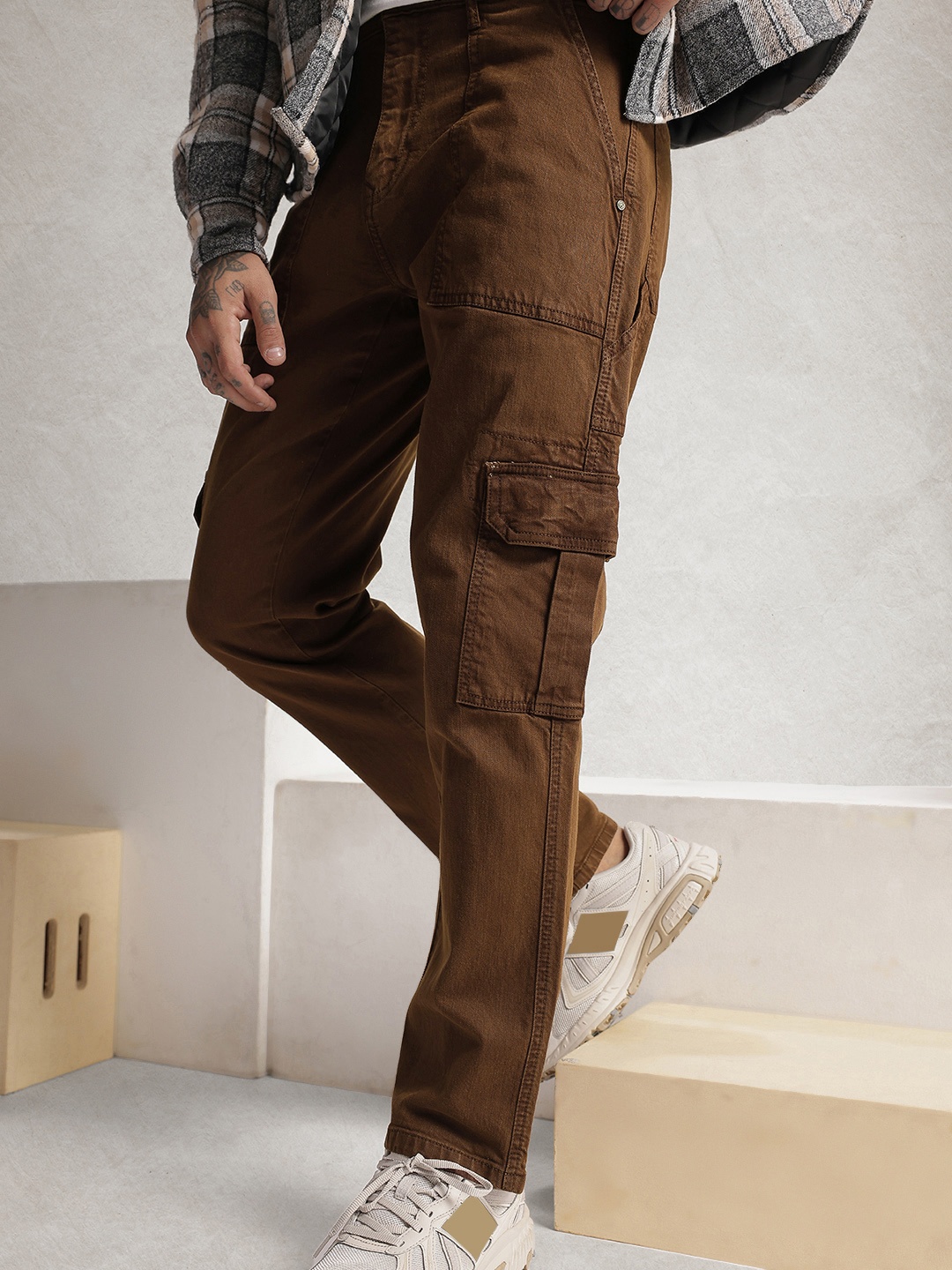 

WROGN Men Relaxed Fit Stretchable Cargo Jeans, Brown
