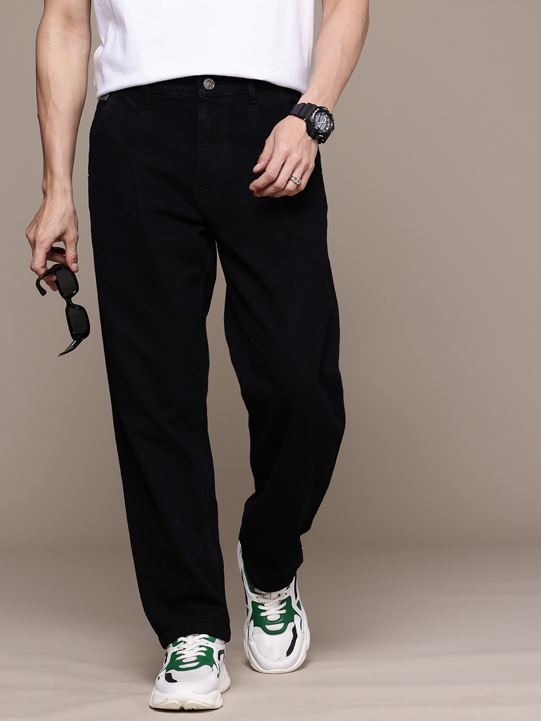 

WROGN Men Pure Cotton Loose Pleated Jeans, Black
