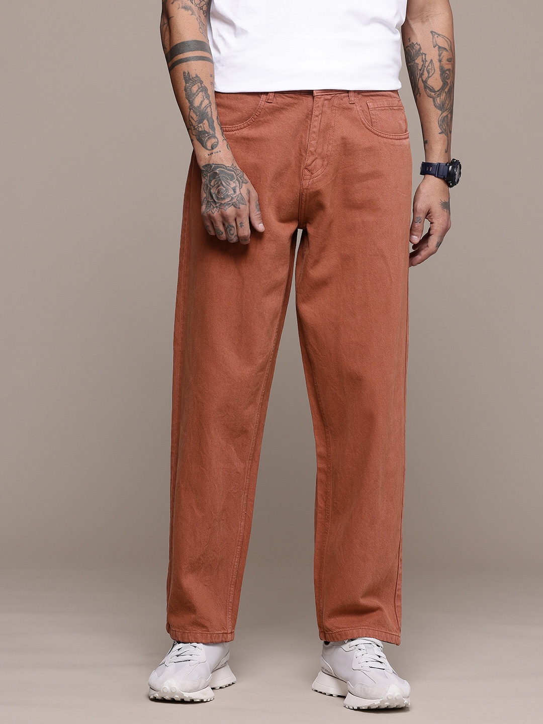 

WROGN Men Loose Fit Pure Cotton Jeans, Rust