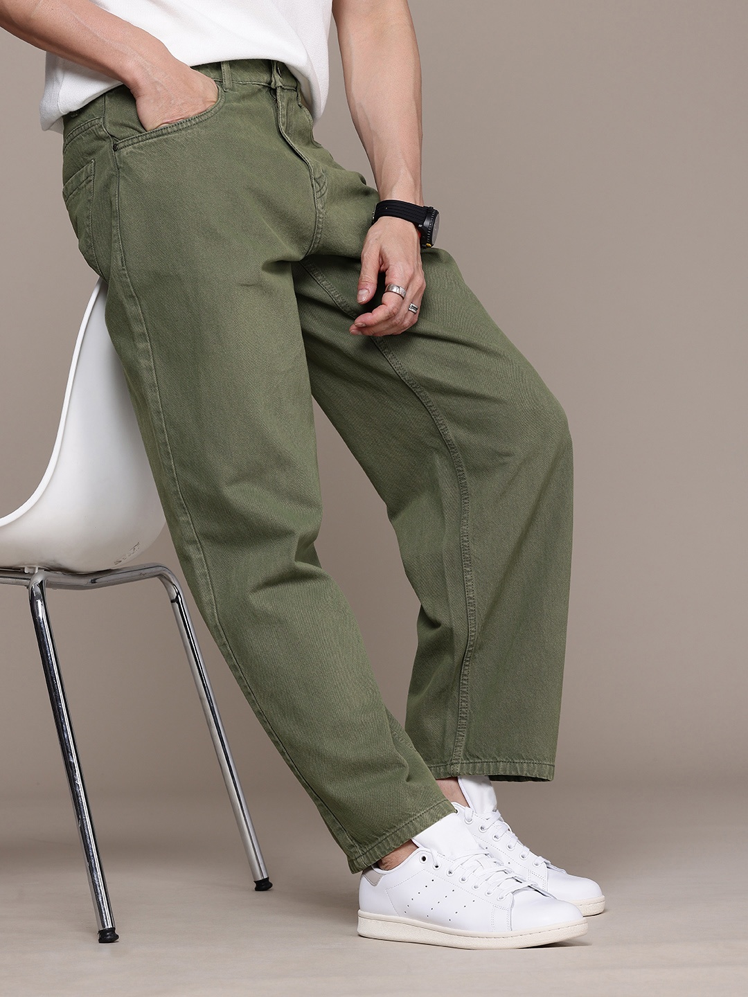 

WROGN Men Relaxed Fit Pure Cotton Jeans, Olive
