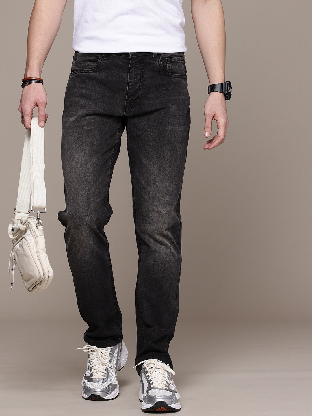 

WROGN Men Straight Fit Light Fade Stretchable Jeans, Charcoal
