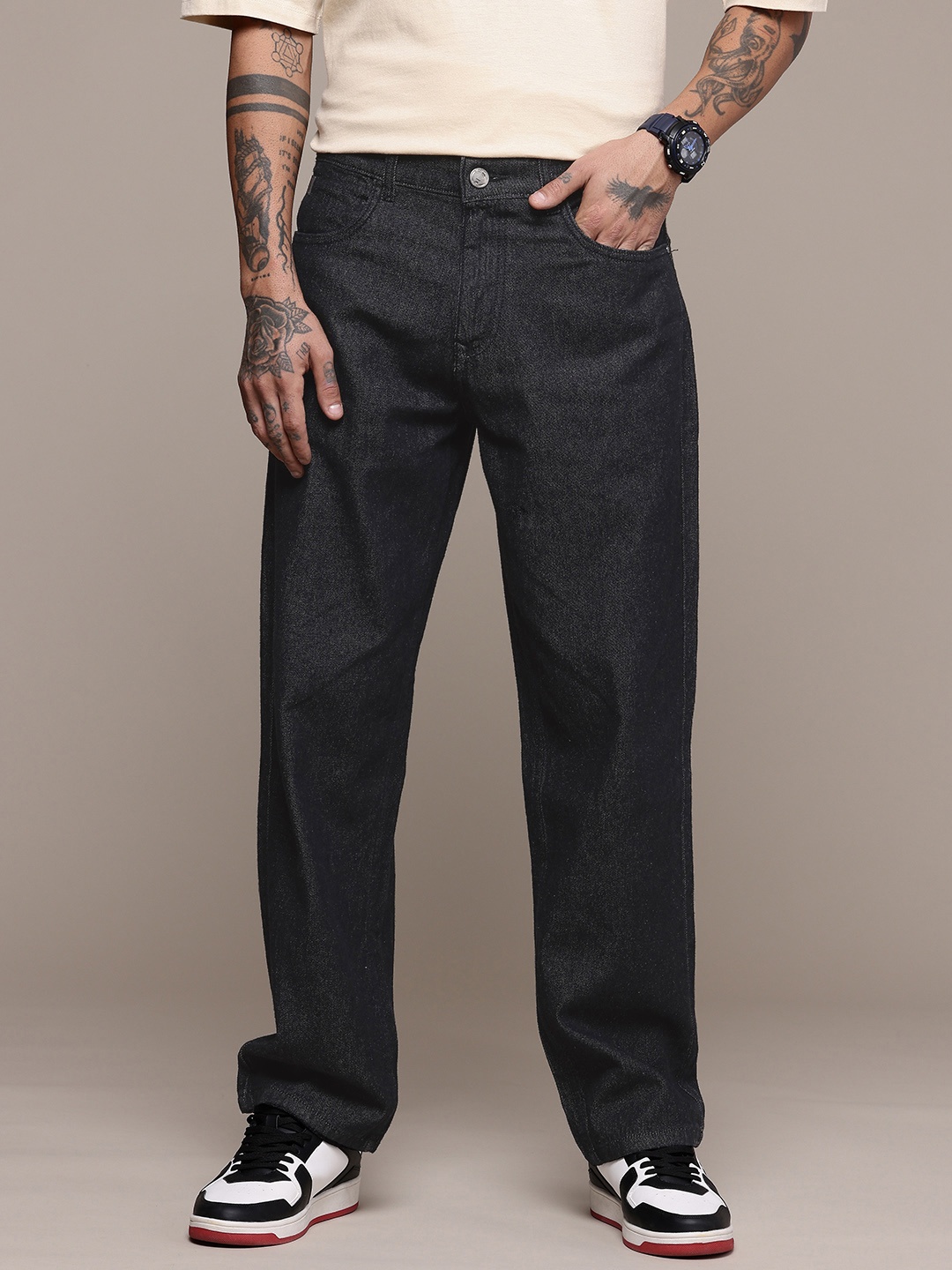 

WROGN Men Loose Fit Light Fade Pure Cotton Jeans, Black