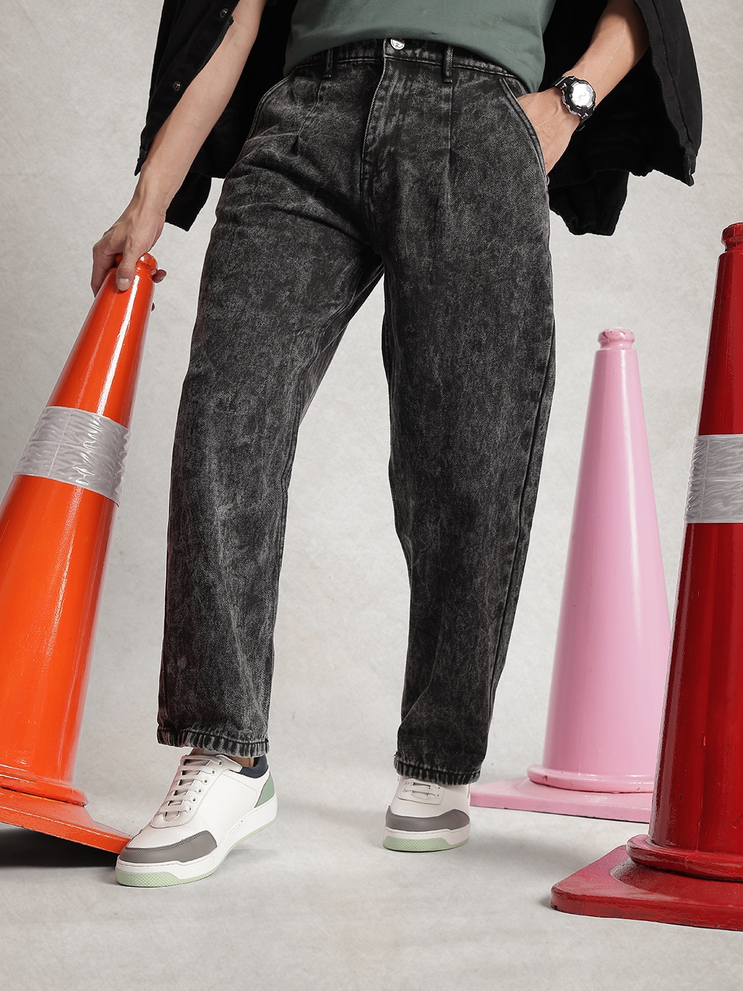 

WROGN Men Loose Fit Pleated Light Fade Pure Cotton Jeans, Charcoal