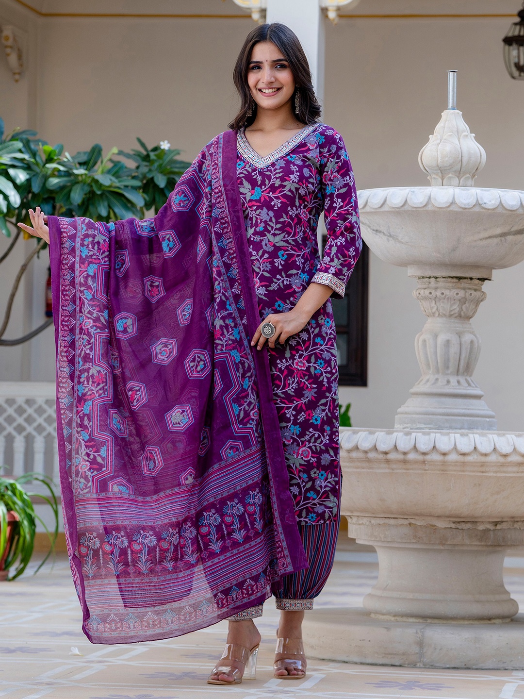 

KLOSIA Floral Printed V-Neck Straight Kurta With Trousers & Dupatta, Purple