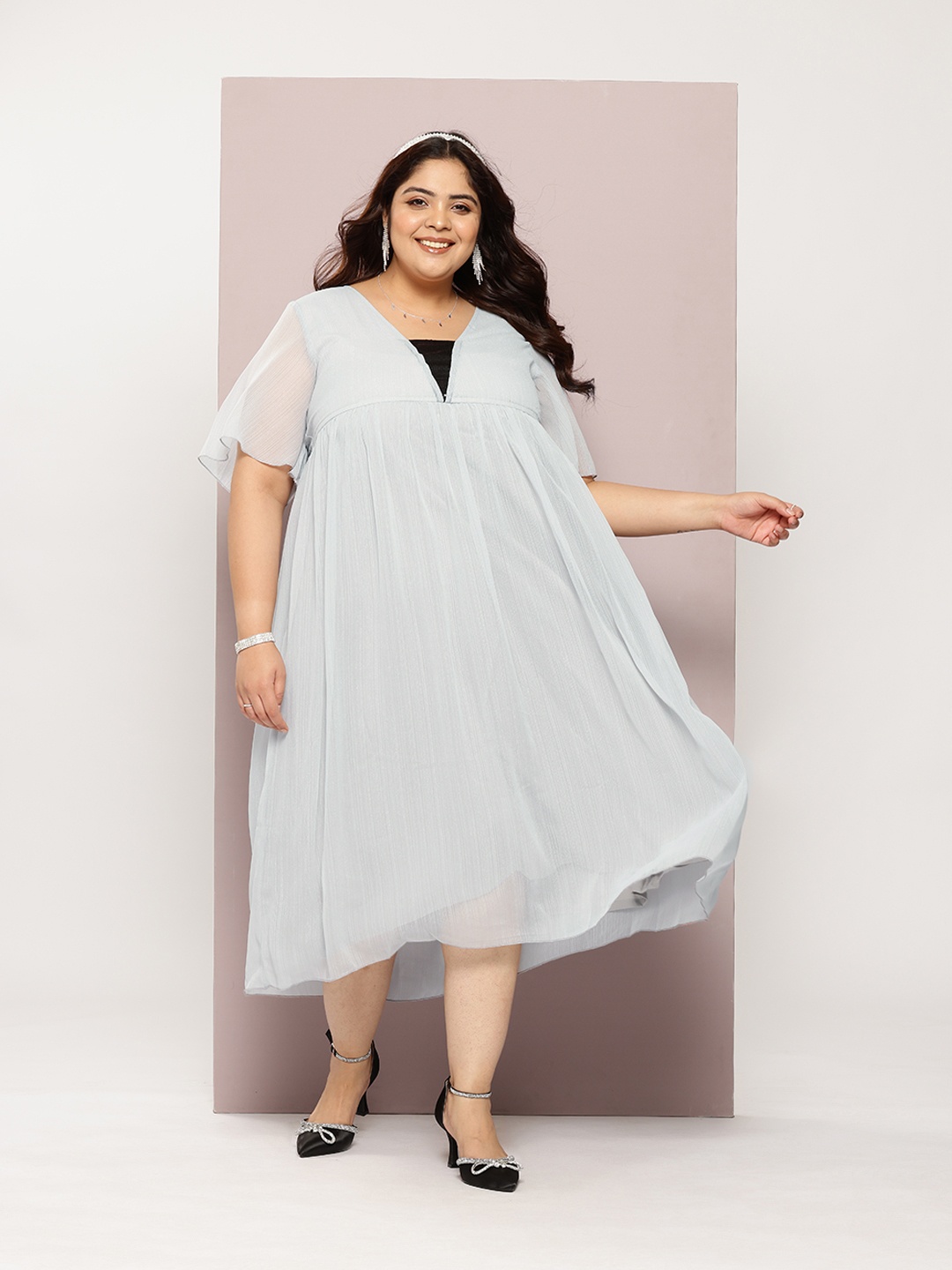 

Qurvii+ Plus Size Flared Sleeves Georgette Empire Midi Dress, Grey
