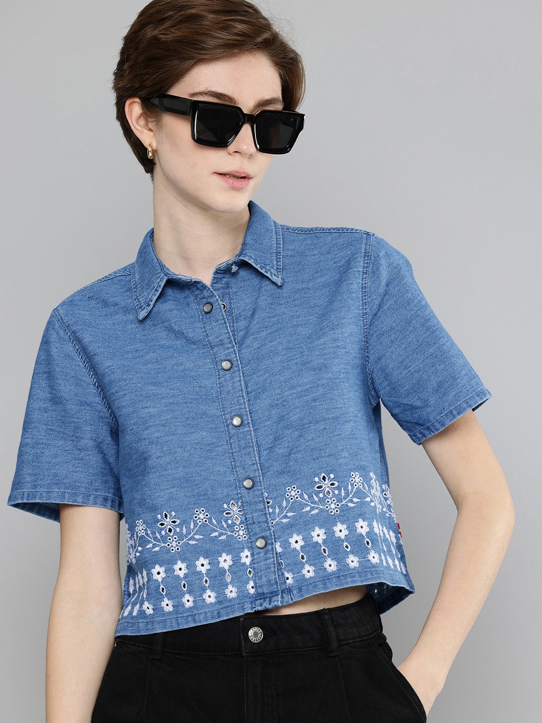 

Levis Floral Embroidered Schiffli Chambray Pure Cotton Casual Shirt, Blue