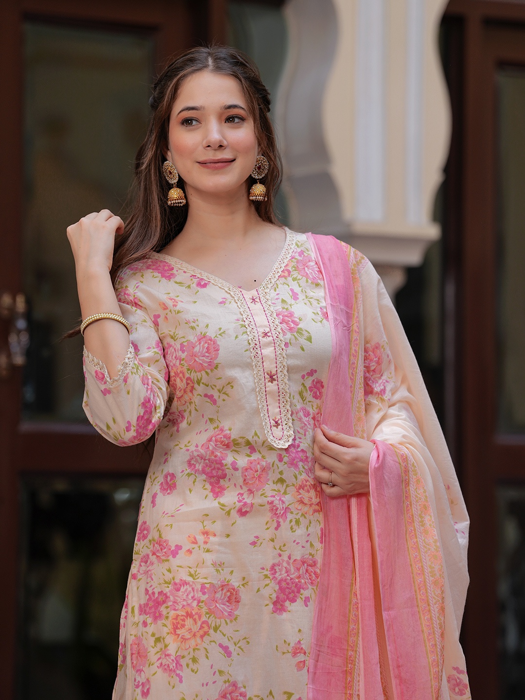 

DORIYA Floral Printed Thread Work Straight Kurta With Trousers & Dupatta, Pink