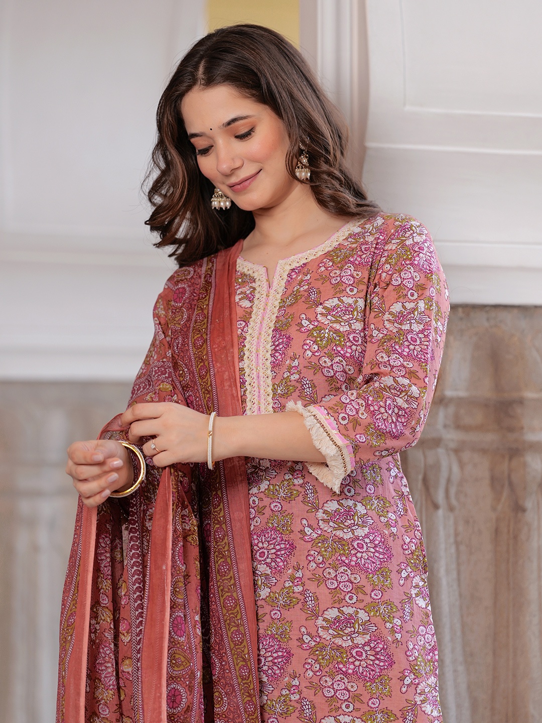 

DORIYA Floral Printed Thread Work Straight Kurta With Trousers & Dupatta, Pink