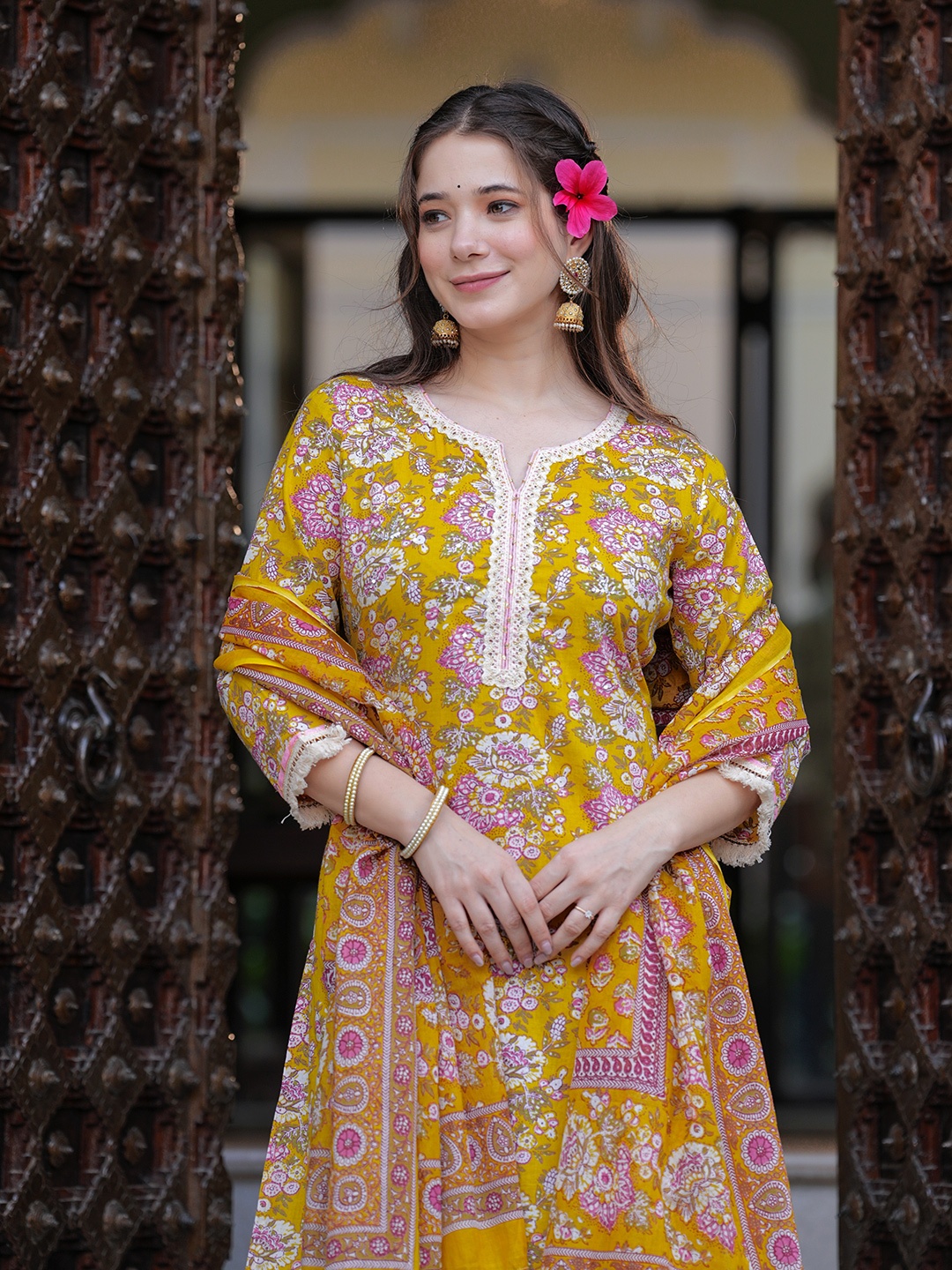

DORIYA Floral Printed Straight Kurta With Trousers & Dupatta, Yellow