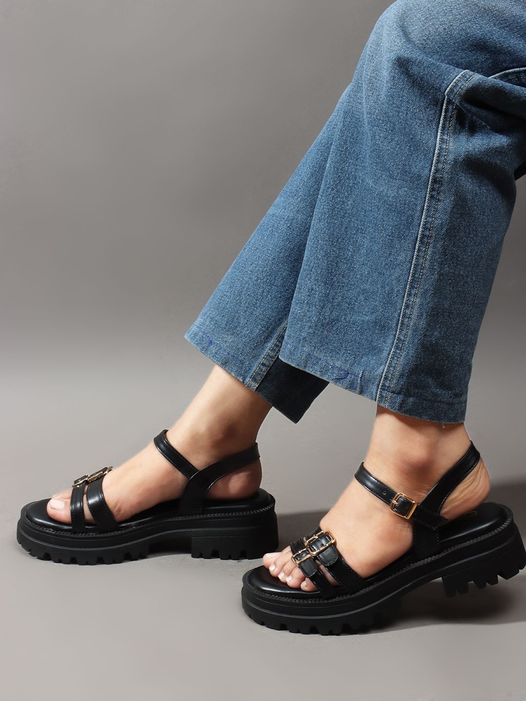 

Carlton London Block Ankle Loop Sandals Heels, Black