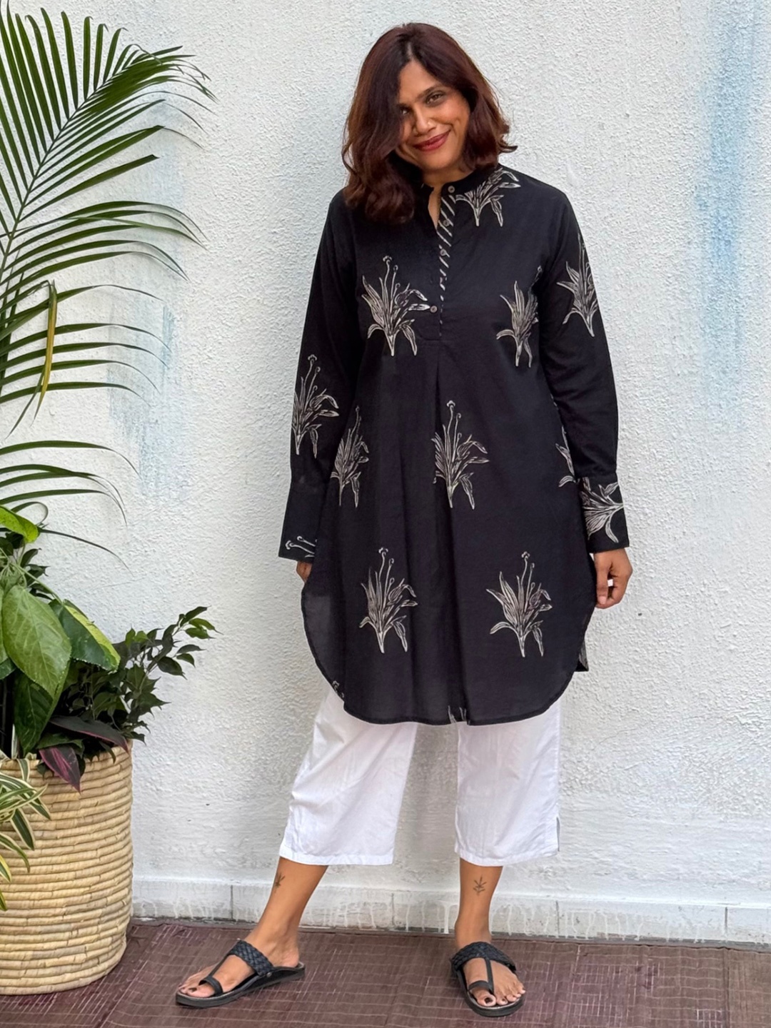 

Chidiyaa Sumati Block Floral Printed Pure Mandarin Collar Cotton A-Line Kurta, Navy blue