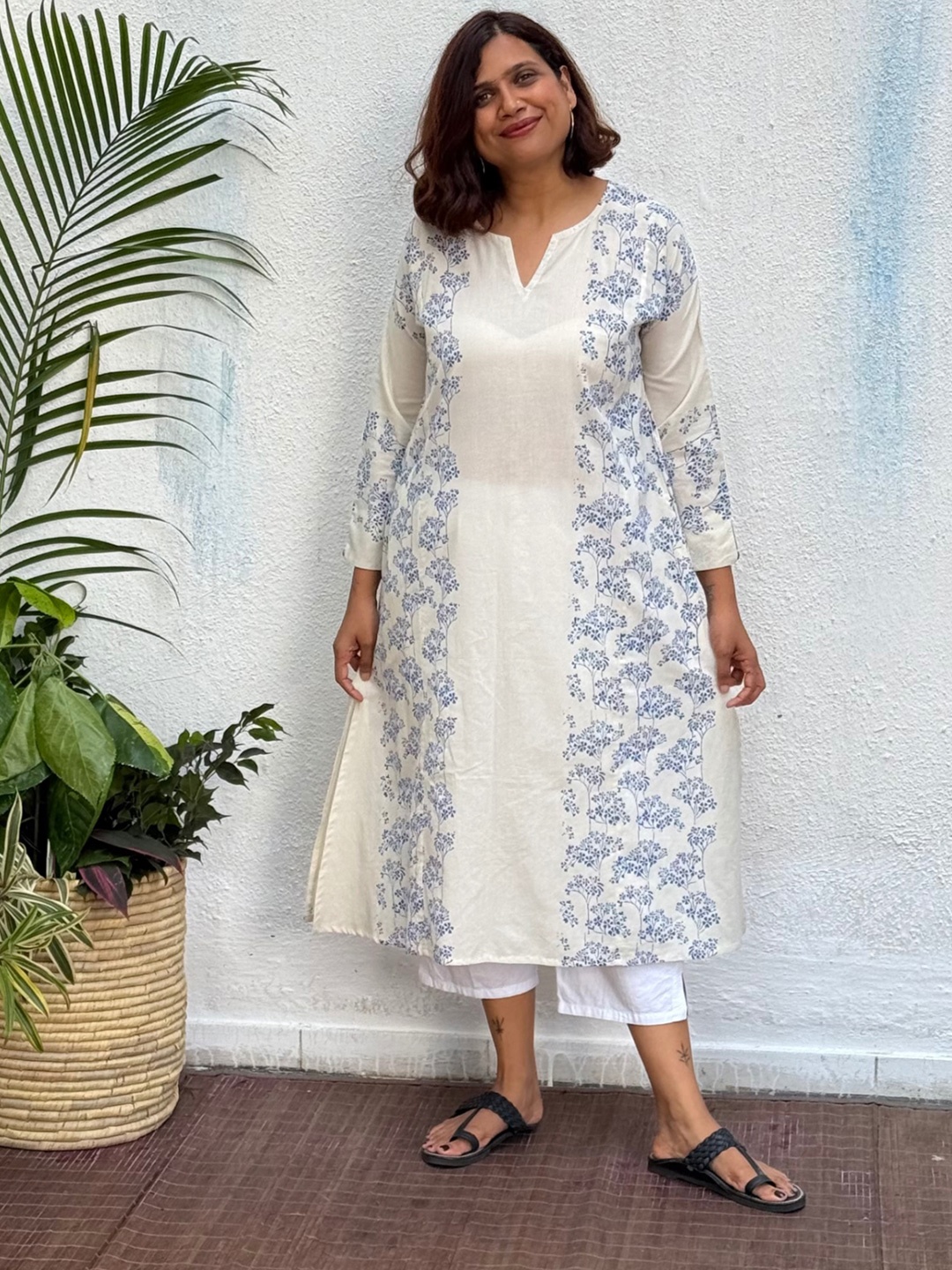 

Chidiyaa Floral Printed V Neck Cotton Straight Kurta, Off white