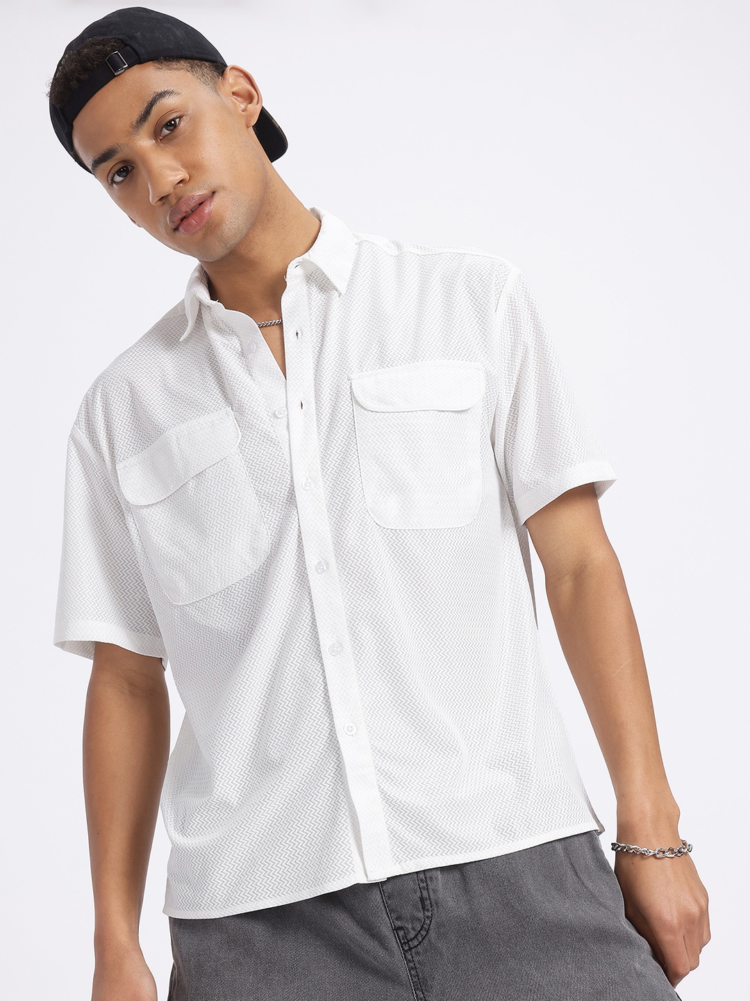 

glitchez Breezy Essentials Chevron Design Oversize Shirt, White