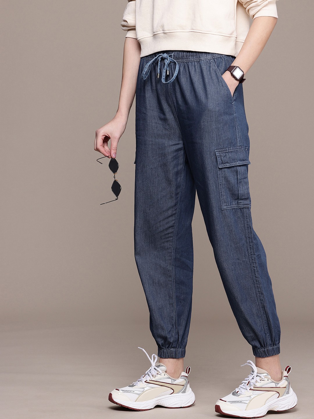 

The Roadster Lifestyle Co. Women Pure Cotton Jogger Style High-Rise Light Fade Jeans, Blue