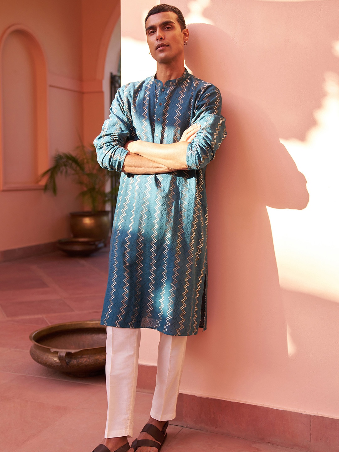 

KISAH Embroidered Thread Work Mandarin Collar Straight Kurta With Trousers, Navy blue