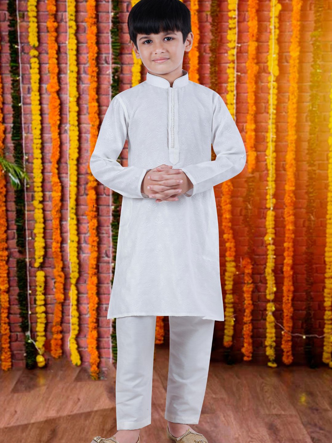 

Pehanaava Boys Floral Embroidered Thread Work Straight Pure Cotton Kurta With Pyjamas, White
