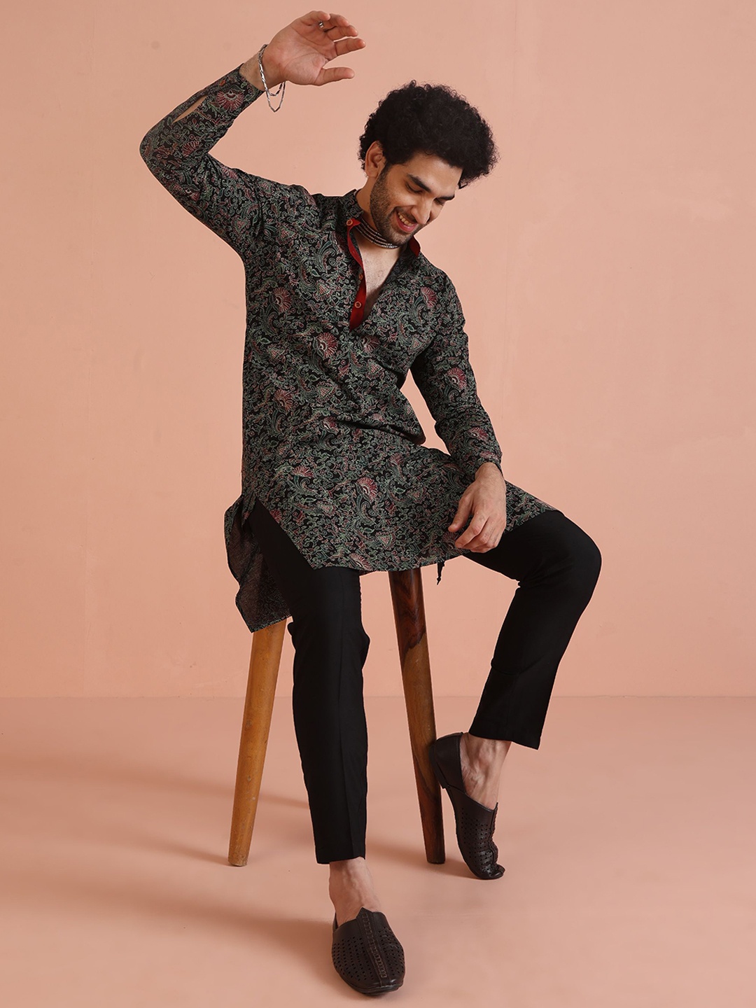

KISAH Floral Embroidered Kantha Work Mandarin Collar Straight Kurta with Trousers, Black