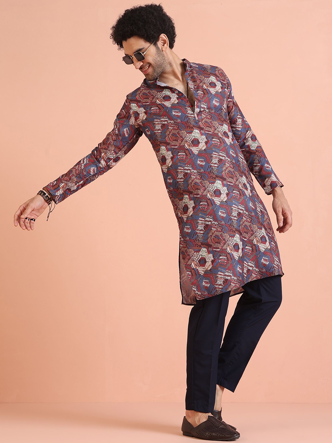 

KISAH Abstract Woven Design Mandarin Collar Straight Kurta with Trousers, Maroon