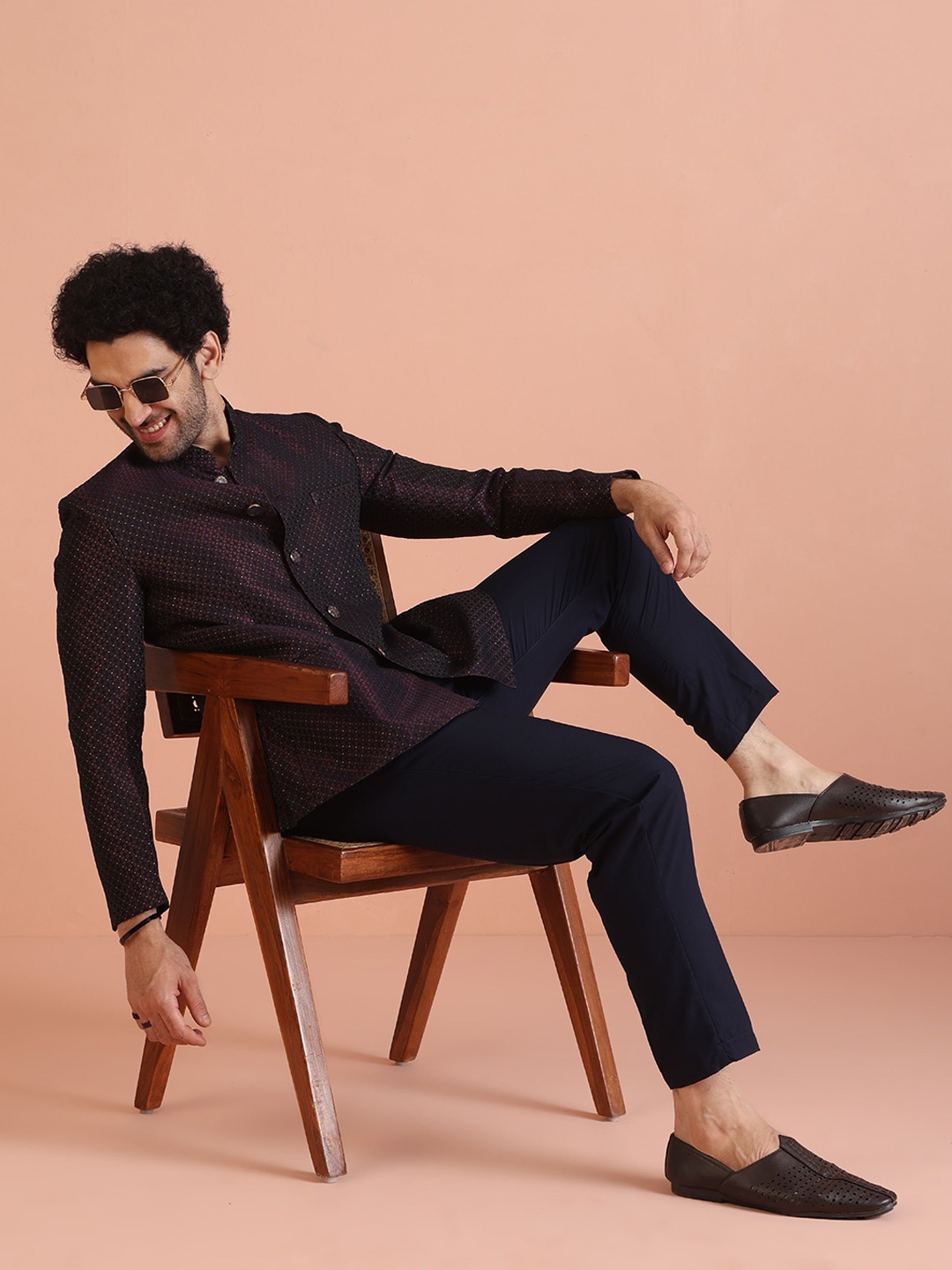 

KISAH Floral Woven Design Mandarin Collar Jodhpuri Bandhgala With Trouser, Magenta