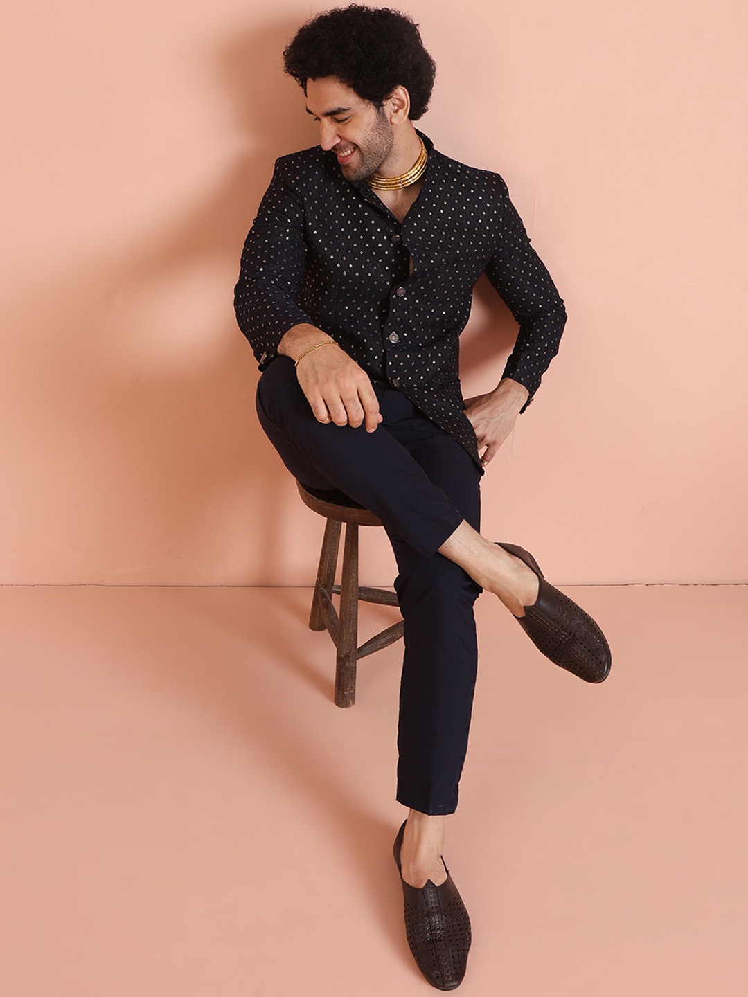 

KISAH Floral Woven Design Mandarin Collar Jodhpuri Bandhgala With Trouser, Navy blue