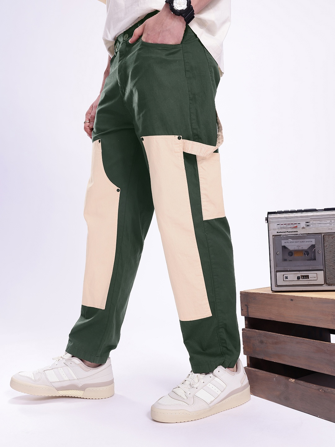 

Kook N Keech Men Straight Fit Colourblocked Pure Cotton Chinos Trousers, Green