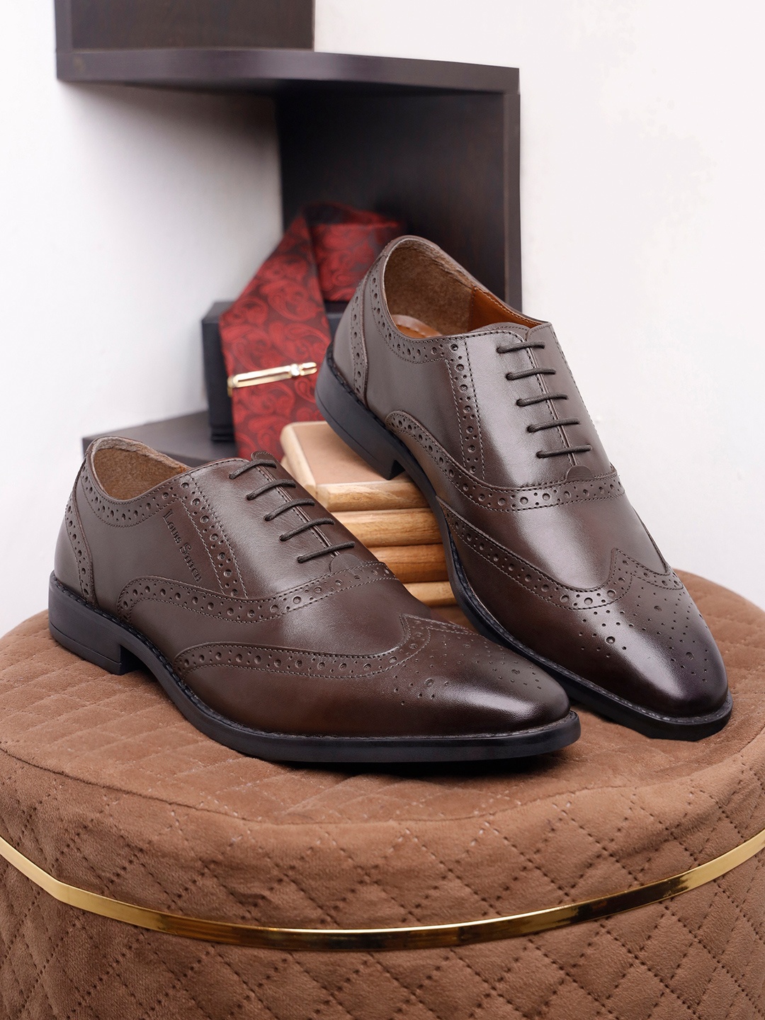 

LOUIS STITCH Men Leather Textured Formal Brogues, Brown