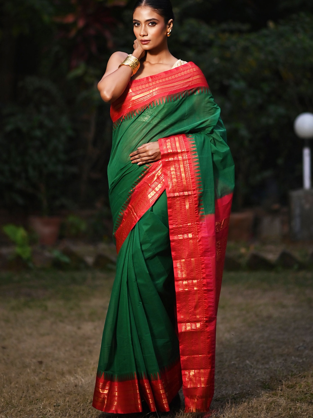 

Unnati Silks Woven Design Zari Pure Cotton Handloom Gadwal Saree, Green