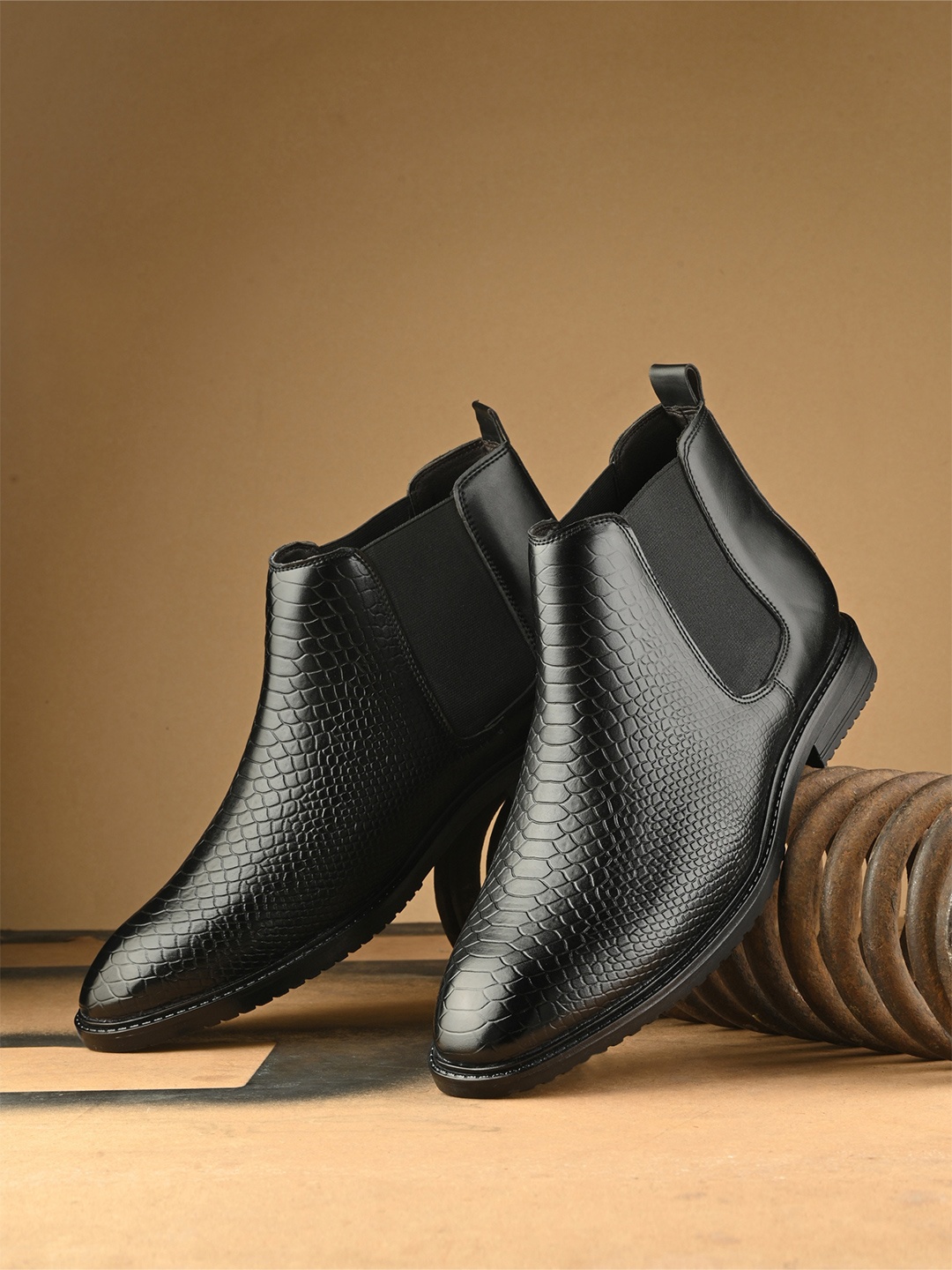

The Roadster Lifestyle Co Men Textured Chelsea Boots, Black