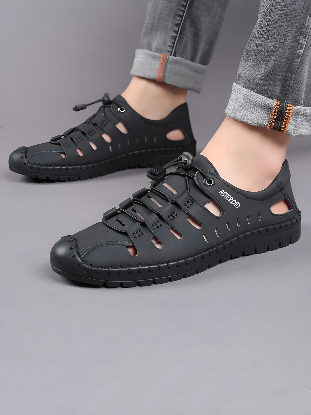 

ASTEROID Men Textured Gladiator Sandals, Black