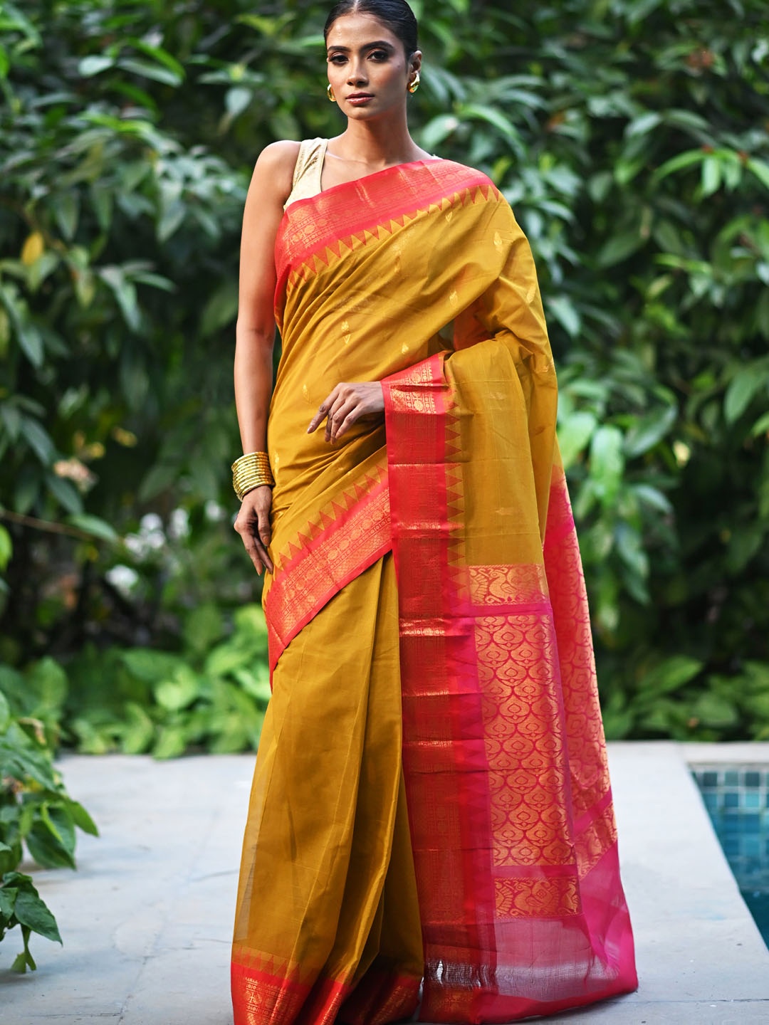 

Unnati Silks Ethnic Motifs Zari Pure Cotton Handloom Gadwal Saree, Yellow