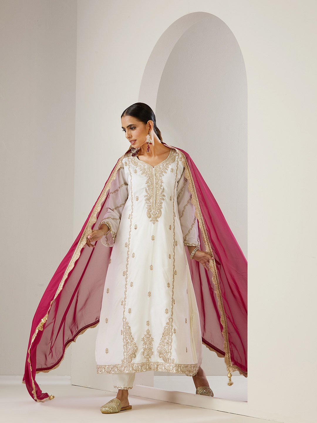 

Ishin Off White Ethnic Motifs Embroidered Straight Kurta With Trousers & Dupatta