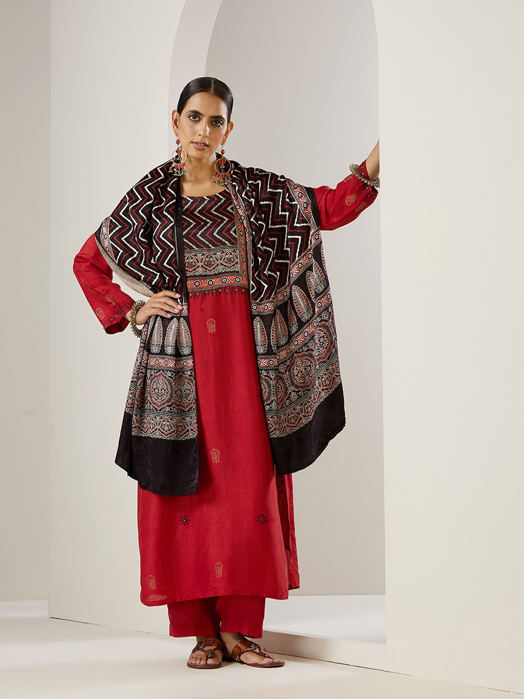 

Ishin Ethnic Motifs Printed Regular Straight Kurta with Trousers & Dupatta, Red