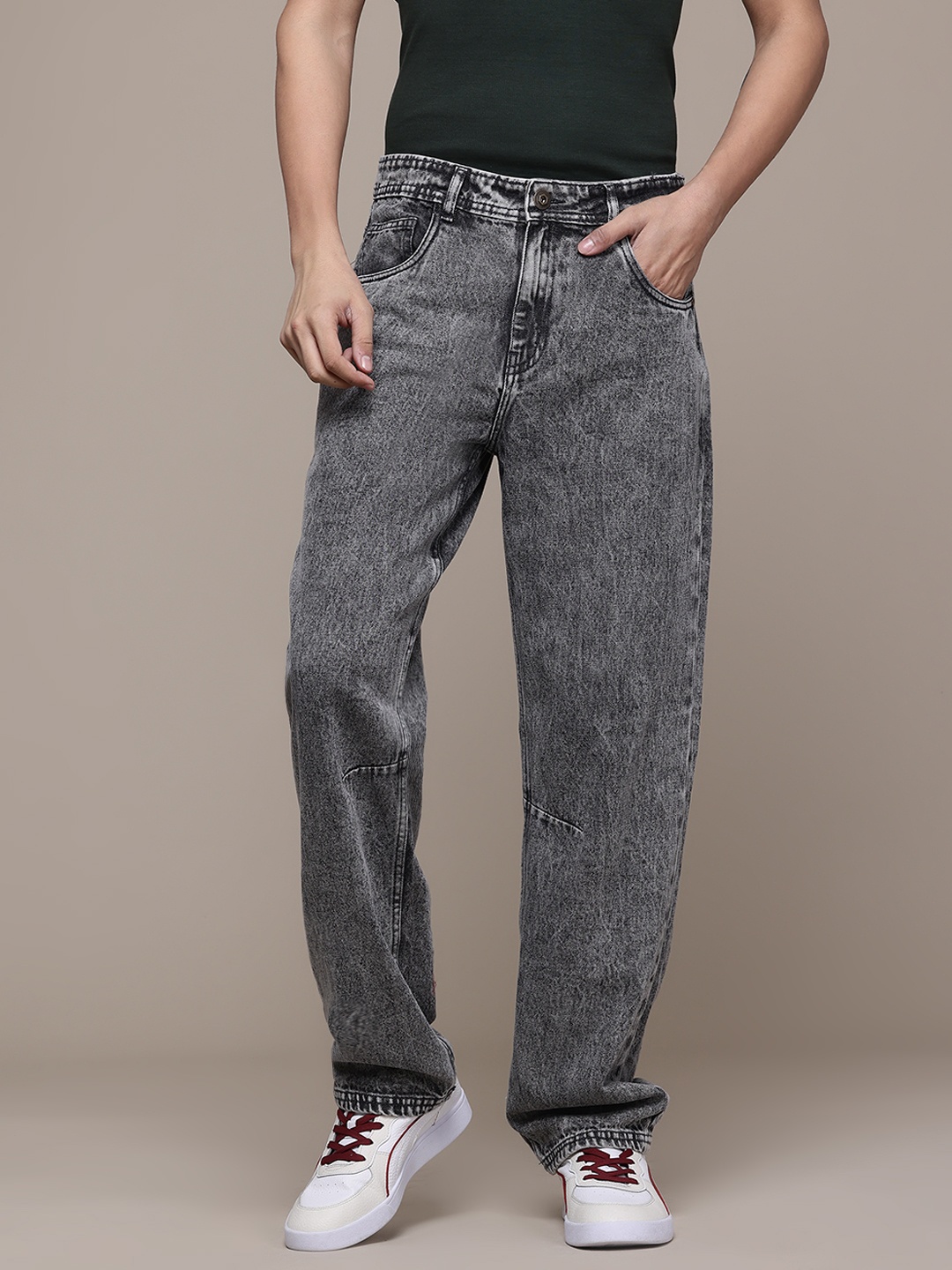 

The Roadster Lifestyle Co. Men Straight Fit Pure Cotton Jeans, Charcoal